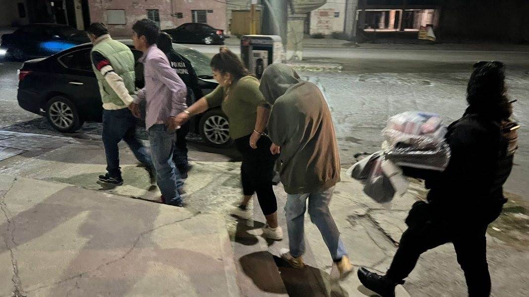 El farderismo en familia ha sido recurrente en zonas comerciales.