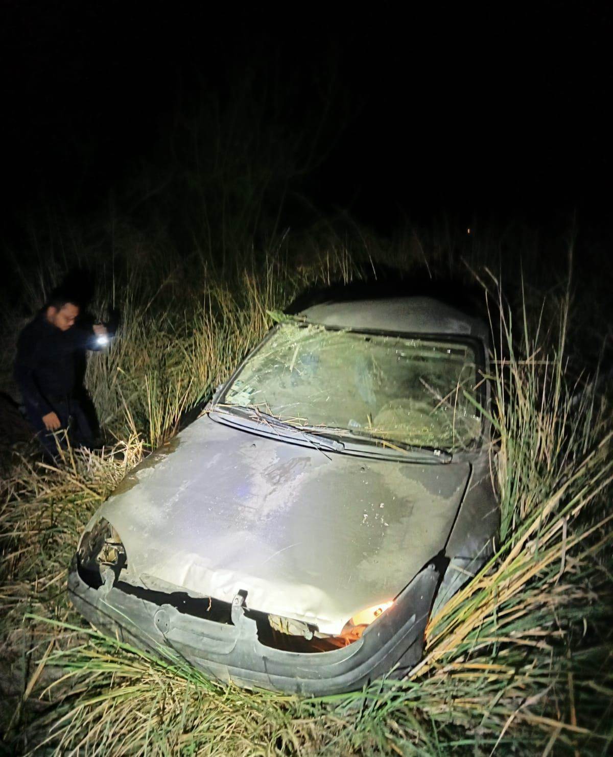 Vuelca y le cae auto encima