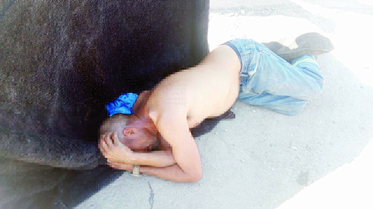 Lo embiste con auto por golpear a su hijo