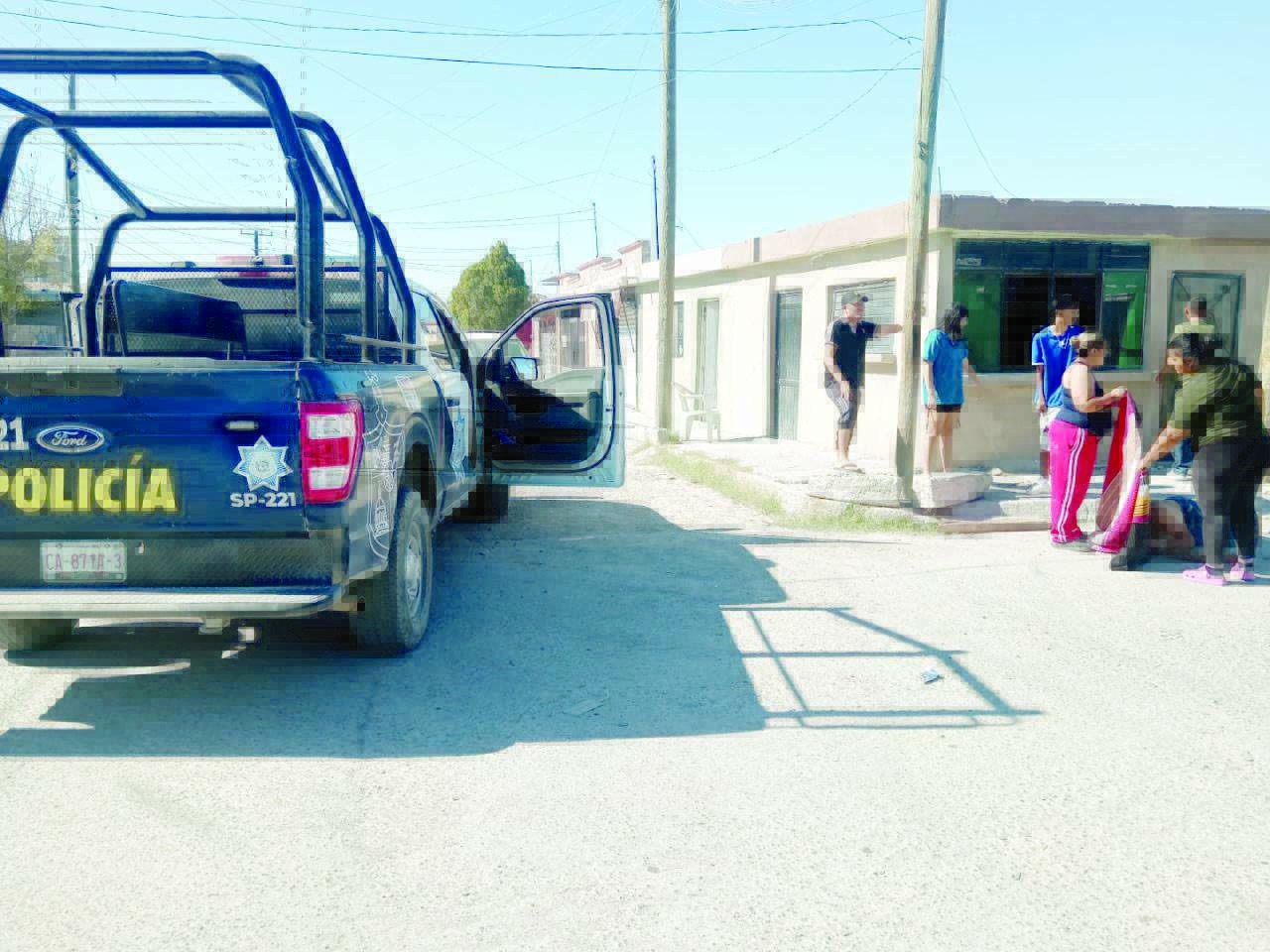 Lo embiste con auto por golpear a su hijo
