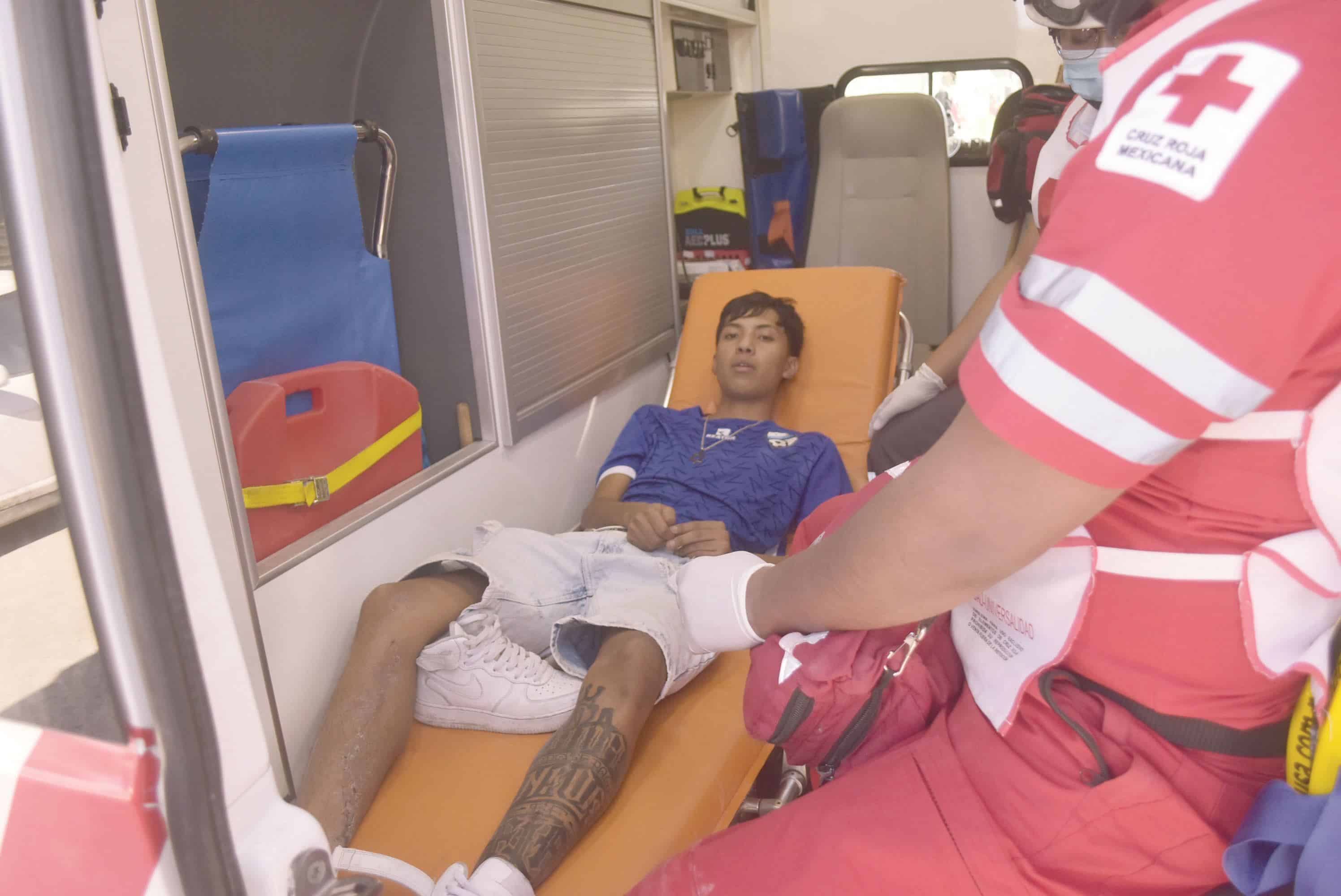 Lo embiste con auto por golpear a su hijo