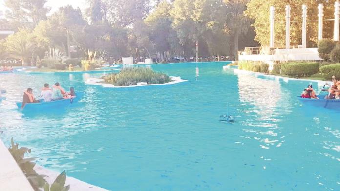 Menor se mete al lago de la Alameda Menor se mete al lago de la Alameda