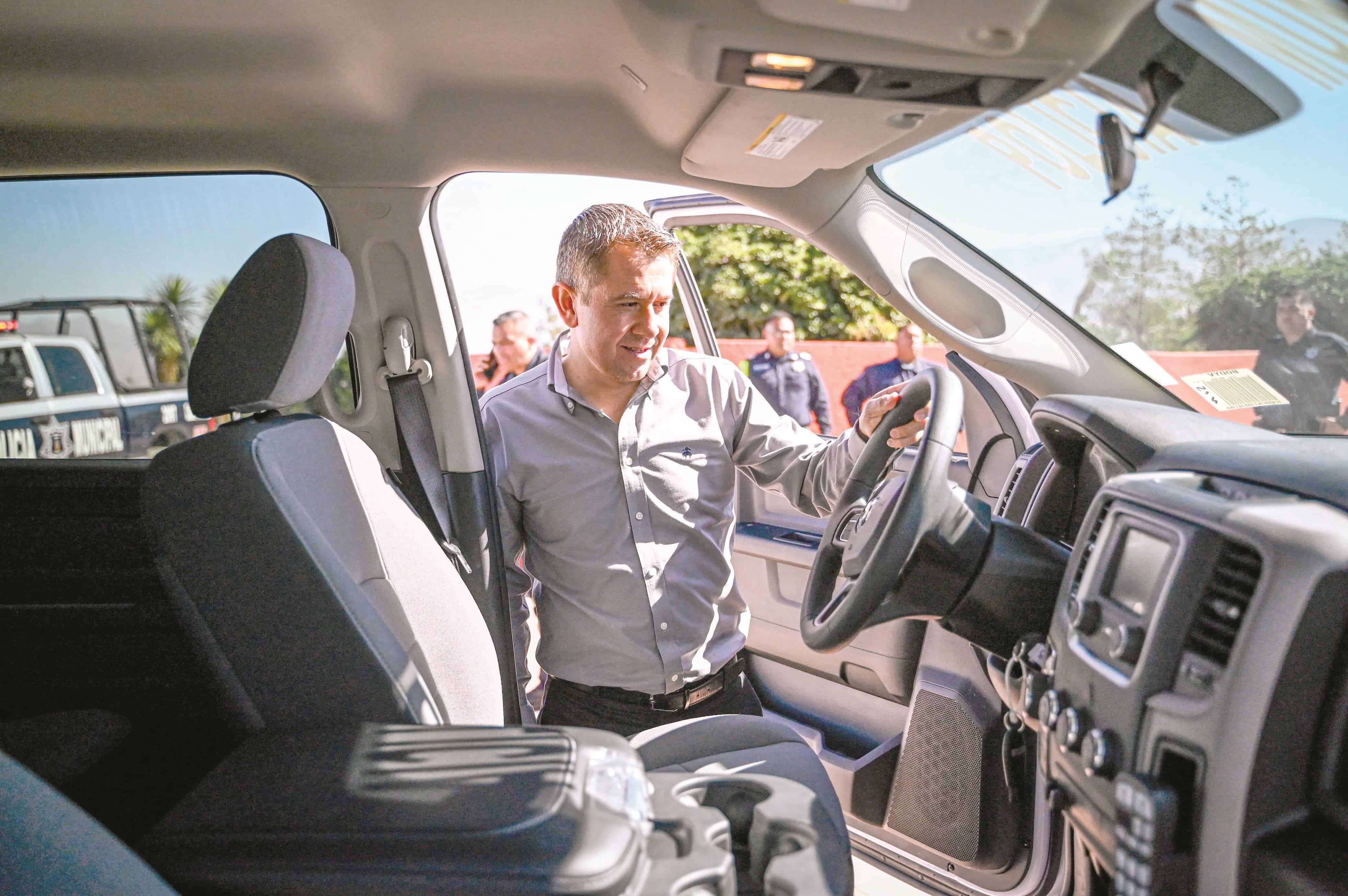 Recibe San Buena tres patrullas