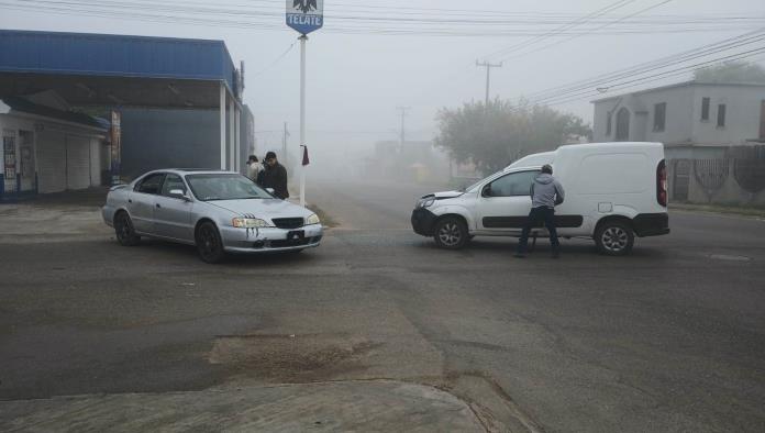 Choque Entre Dos Vehículos En La Colonia López Huitrón Deja Daños Materiales