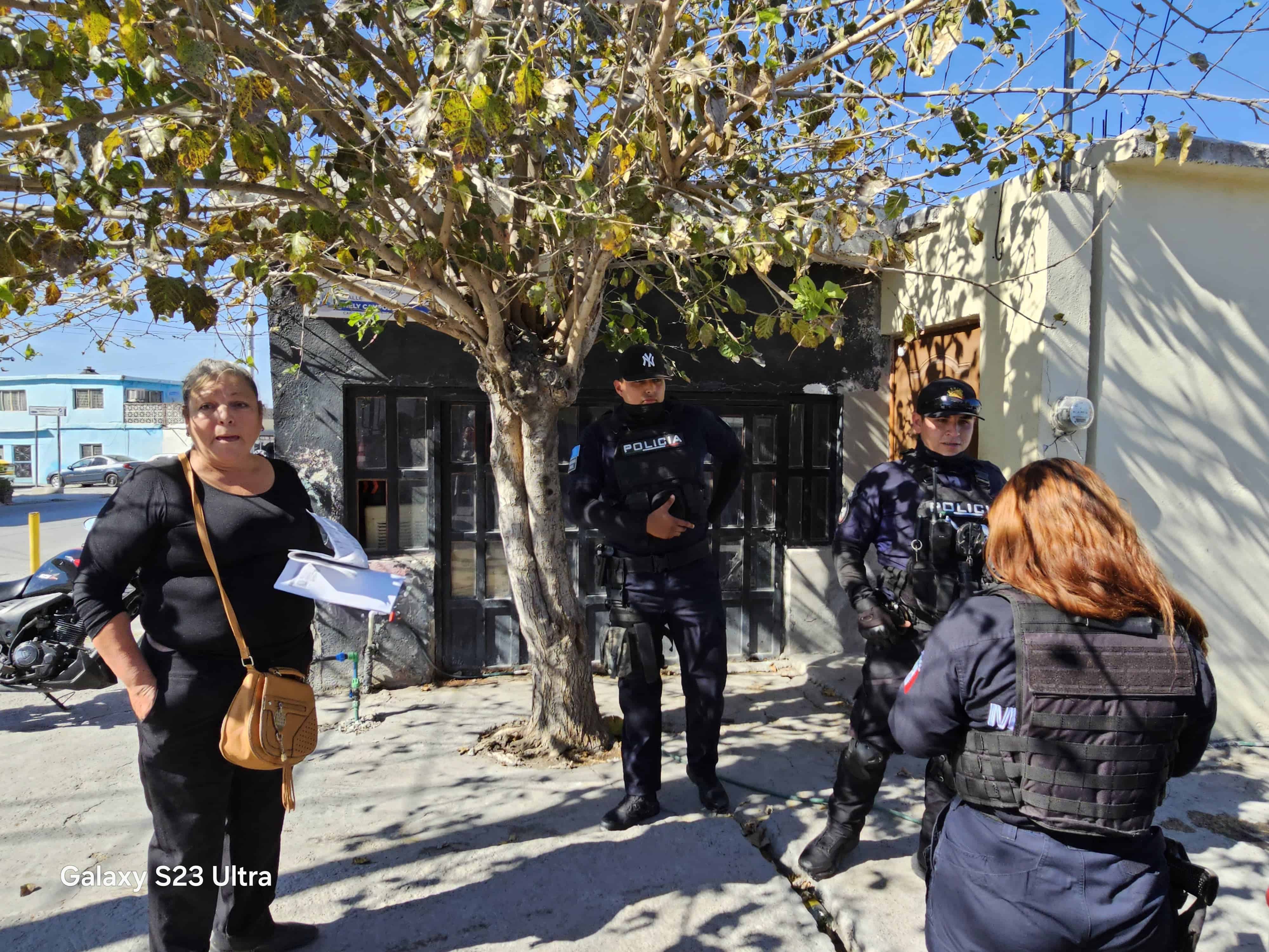 Hijas piden ayuda para sacar a su madre de su vivienda.