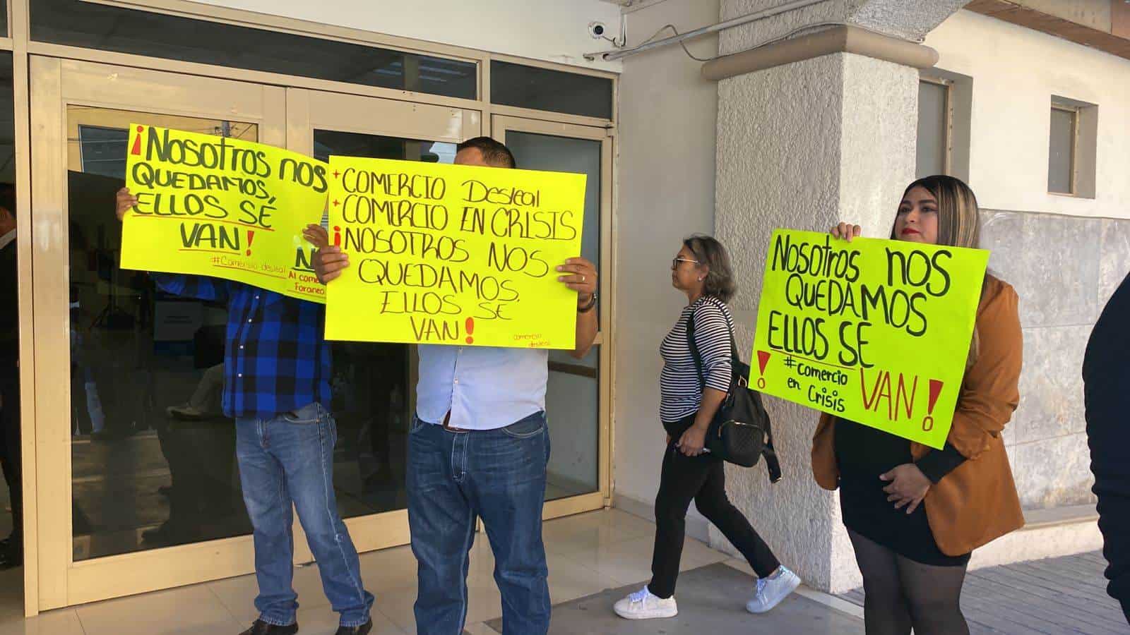 Nosotros nos quedamos, ellos se van. Comerciantes en crisis