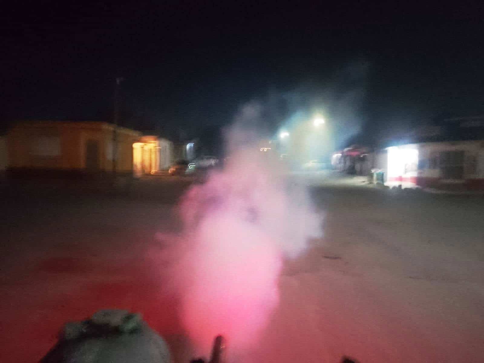 La madrugada de este lunes, personal de Salud Municipal y Secretaría de Salud del Estado, fumigaron las márgenes del Arroyo Frontera.