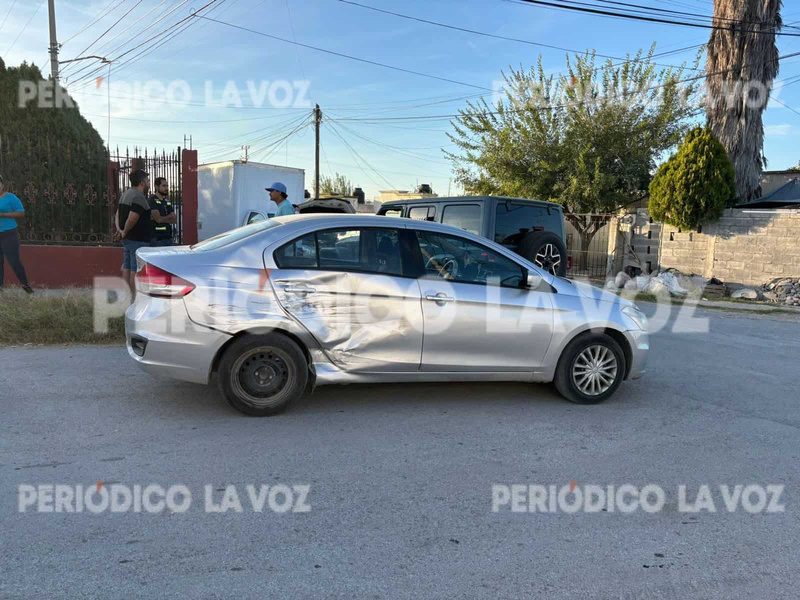 Se estampa en auto por ´volarse´ en alto