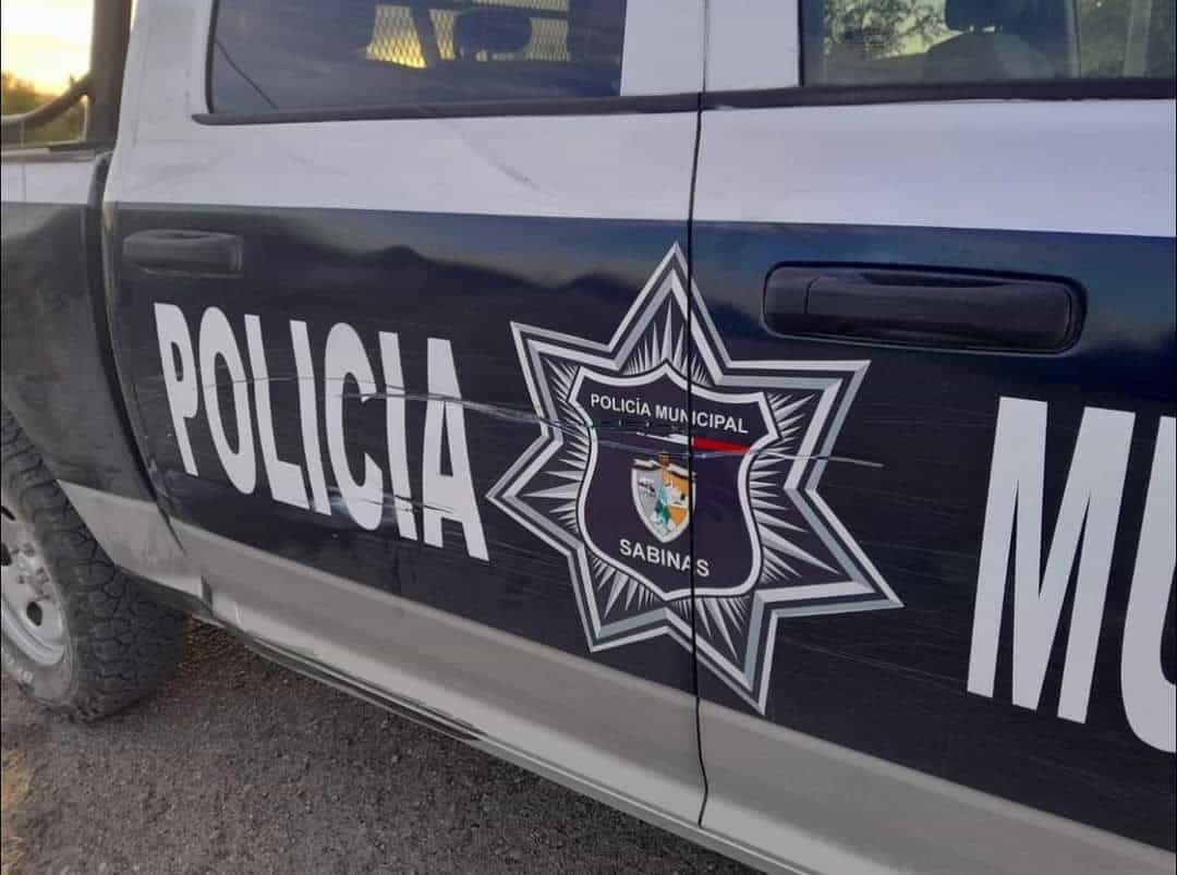 Daños a patrulla de la policía municipal que dejó el impacto del motociclista.