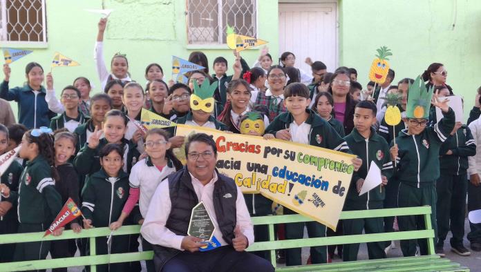 Despiden en escuela a Roberto Piña