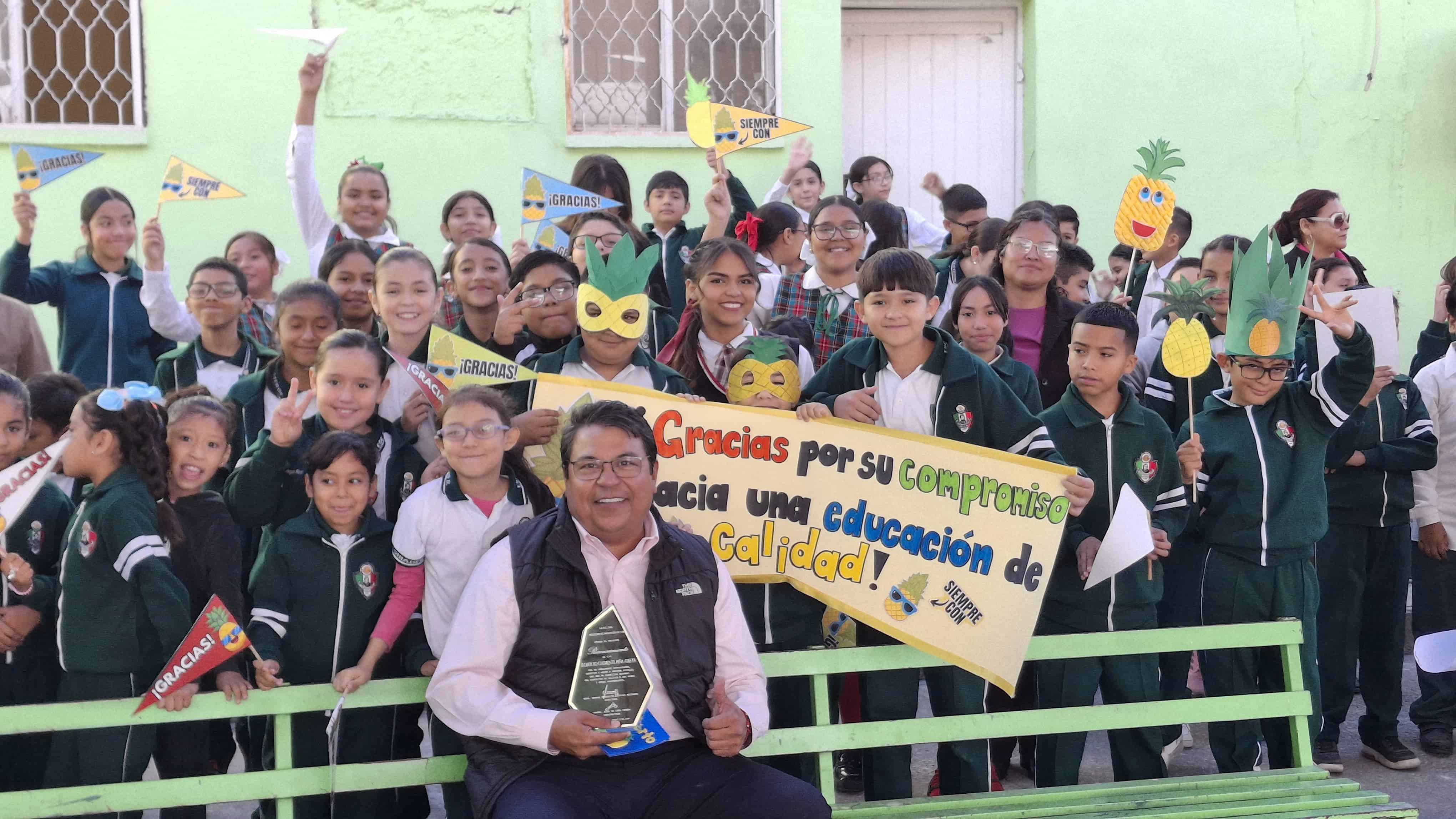 Alumnos, maestros y padres agradecieron al alcalde Roberto Piña por las grandes obras y acciones sociales que ha realizado en Frontera.