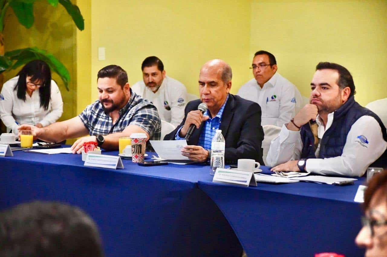 El alcalde Mario Dávila Delgado y el director Eduardo Campos destacan la estabilidad financiera del SIMAS, con 38 millones de pesos a favor y una inversión de 48 millones en obras. 