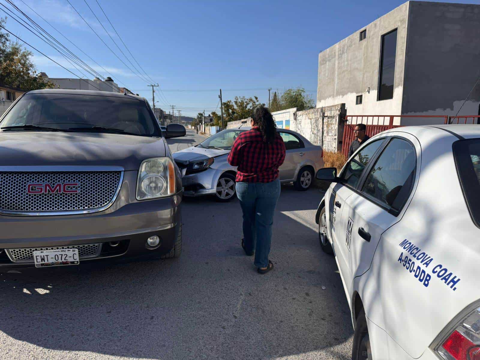 Proyecta auto contra troca