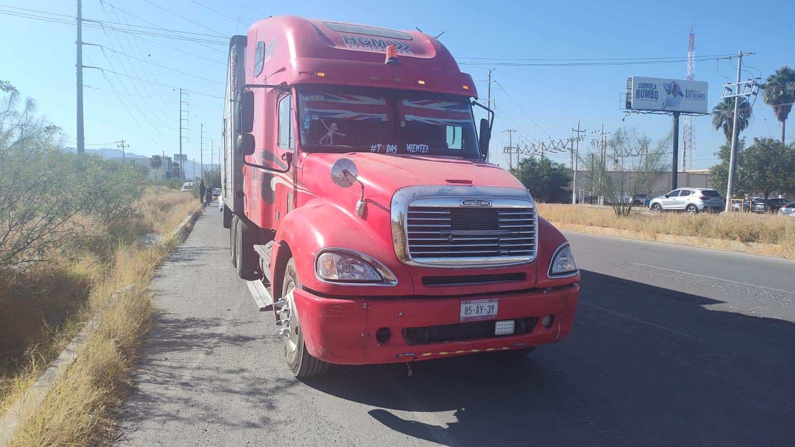 Lo saca tráiler del Libramiento