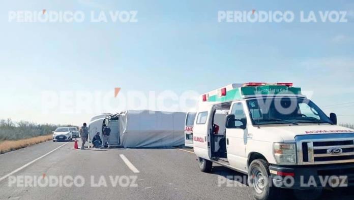 Vuelca trailero en la federal 57