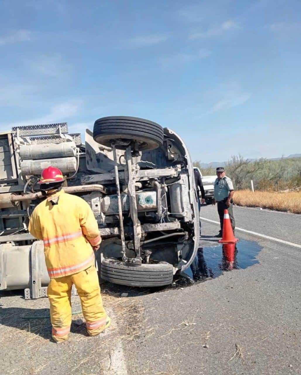 Vuelca trailero en la federal 57