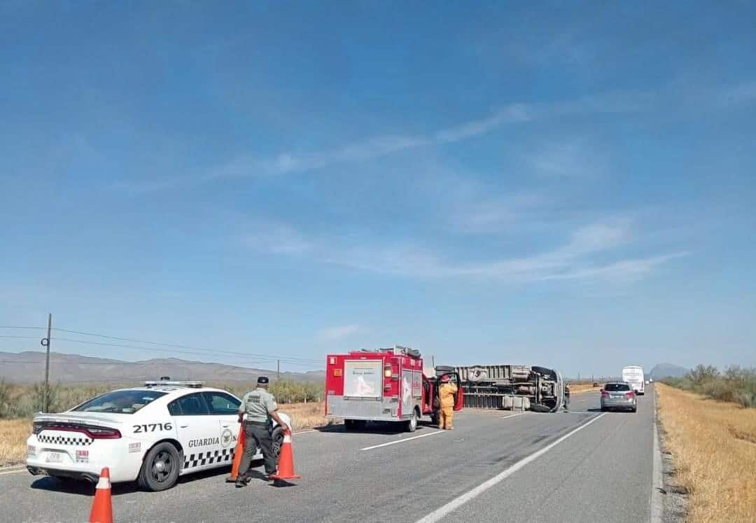 Vuelca trailero en la federal 57