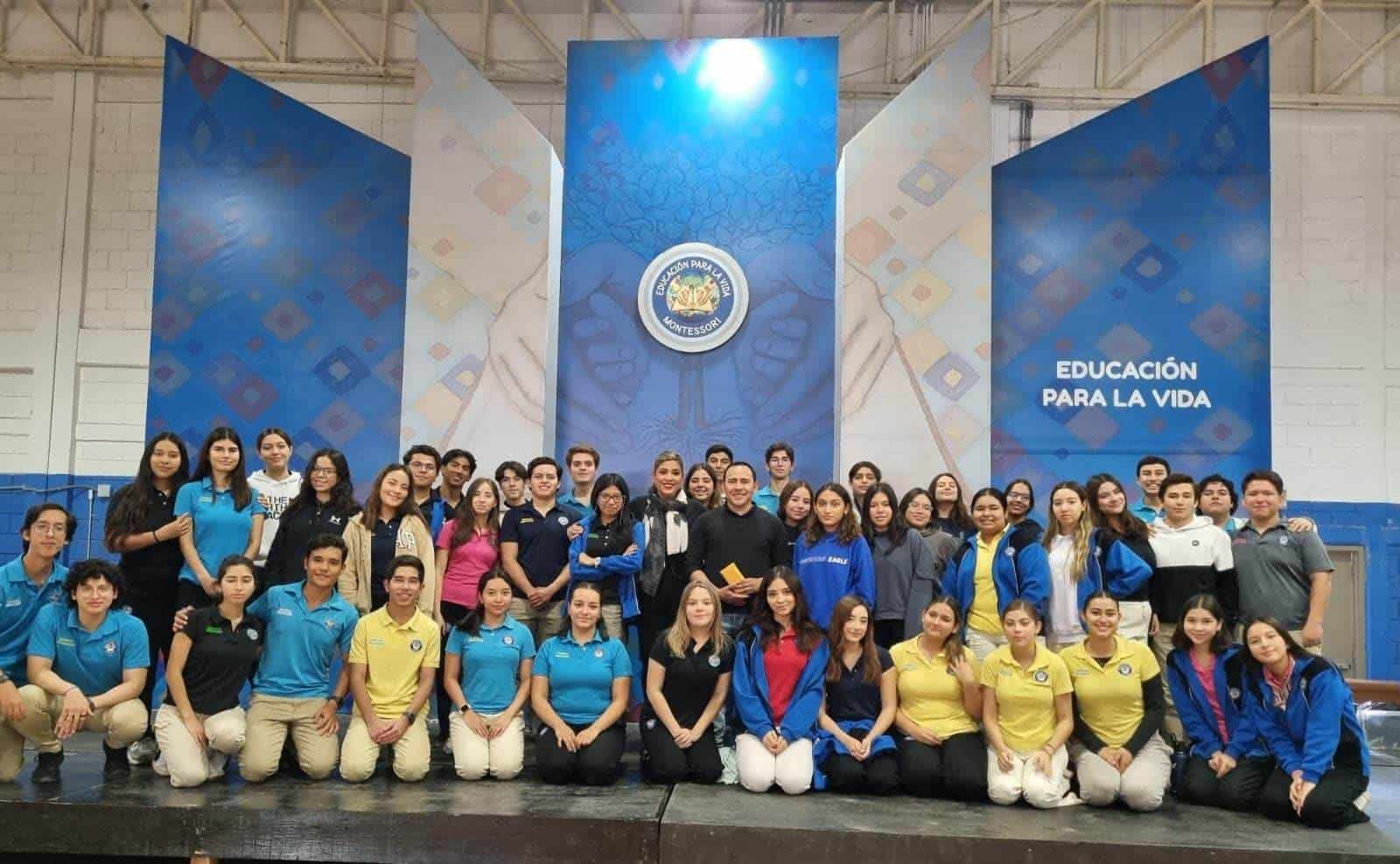 Alumnos del Colegio Montessori entregan donativo para festejos navideños a la Parroquia de Guadalupe.