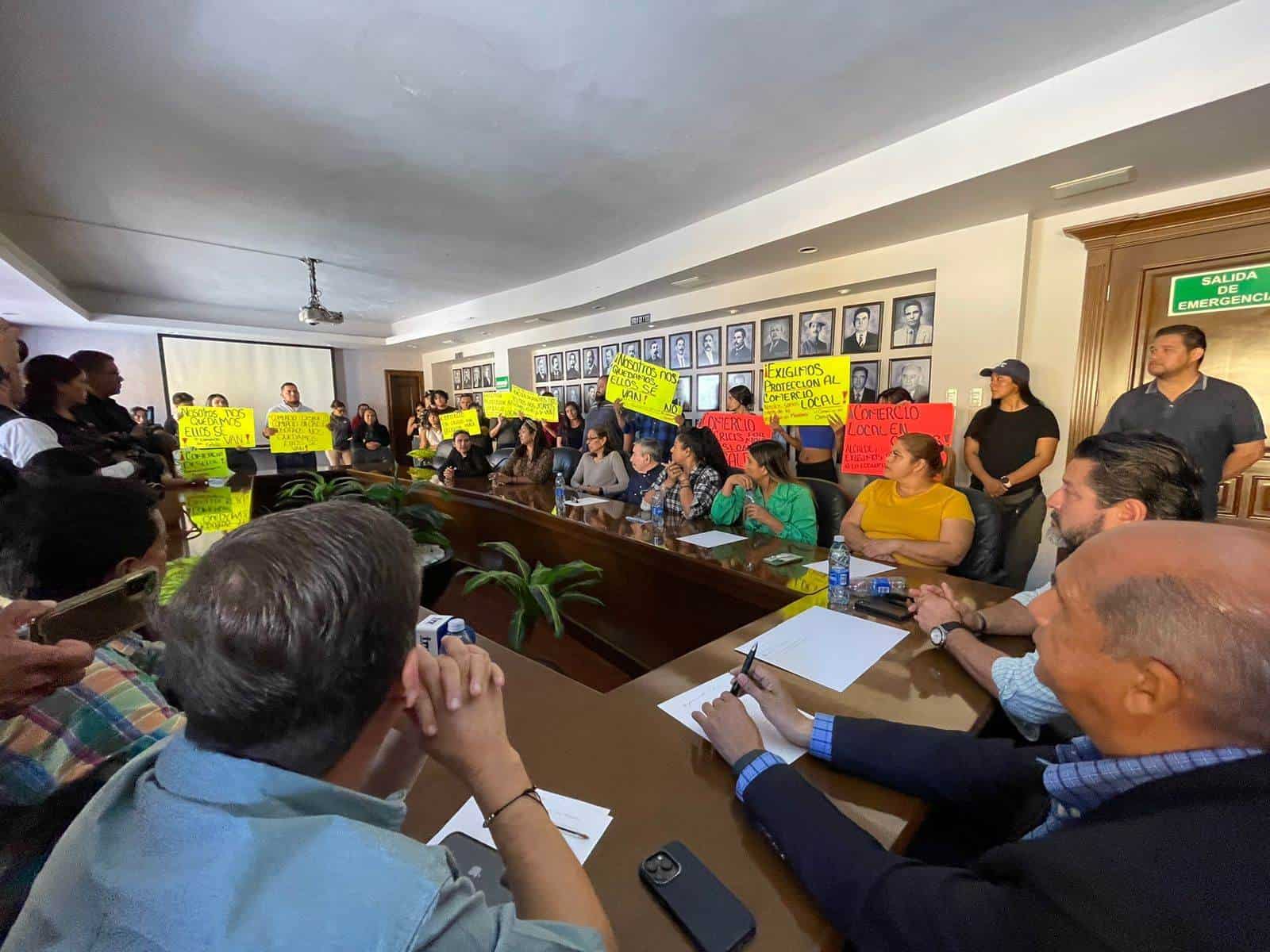 Cámara de Comercio apoya manifestación de comerciantes ante la llegada de la gente de Moroleón.