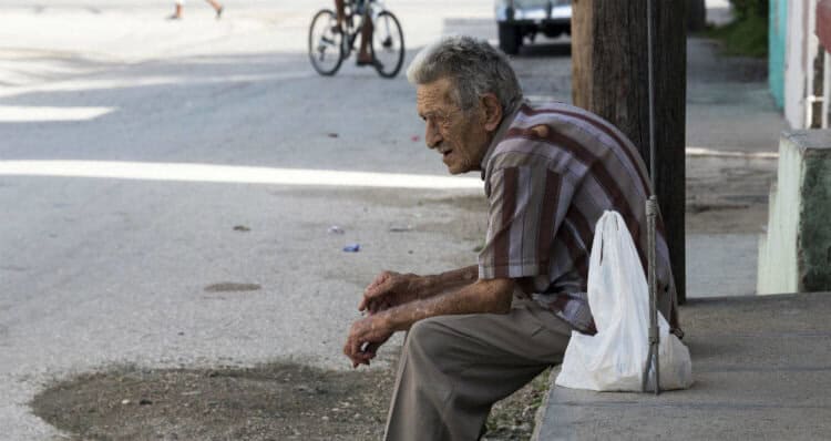 Piden legislar por el cuidado a abuelitos