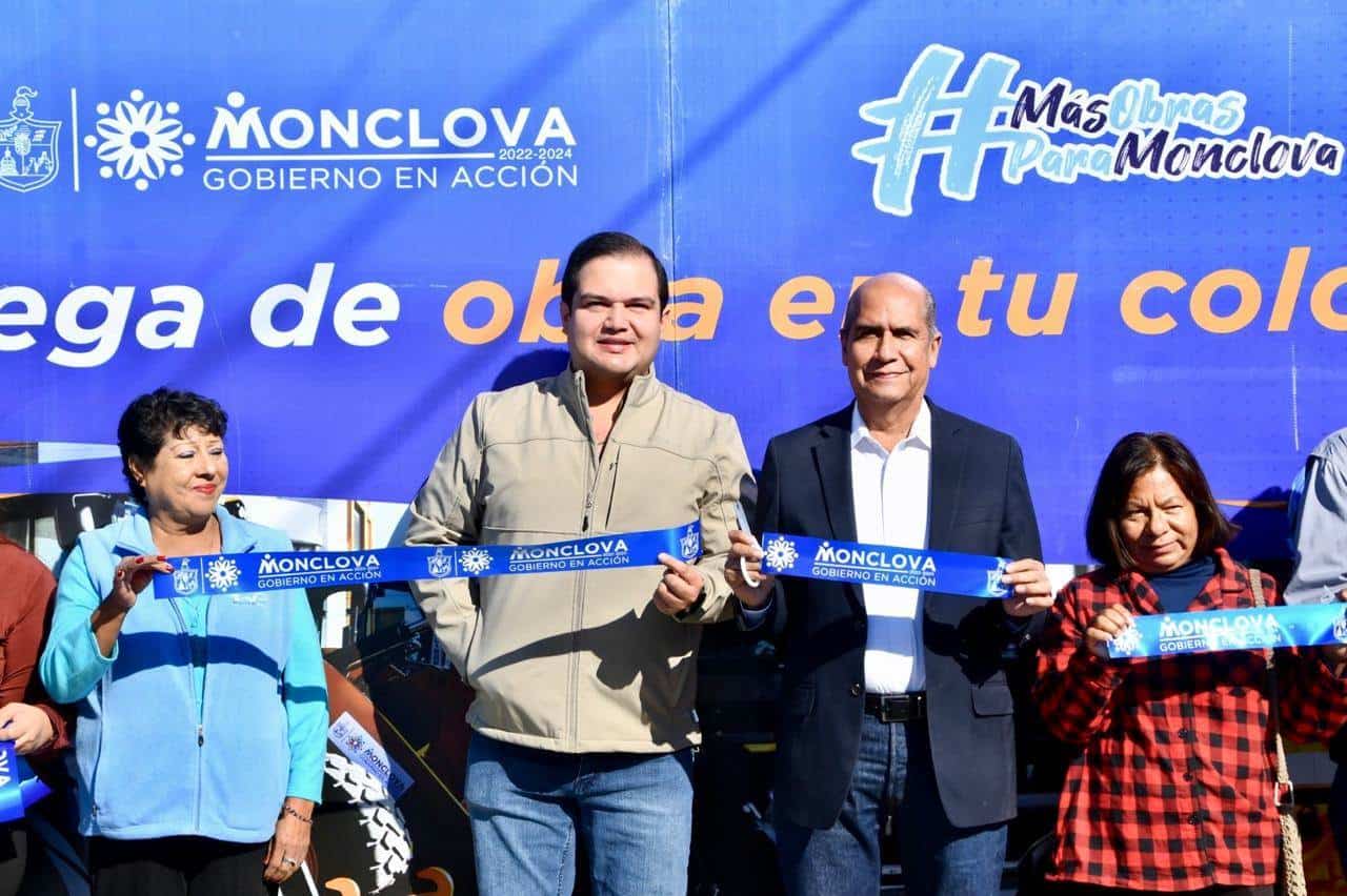 El alcalde Mario Dávila Delgado agradece la confianza ciudadana durante la entrega oficial. 
