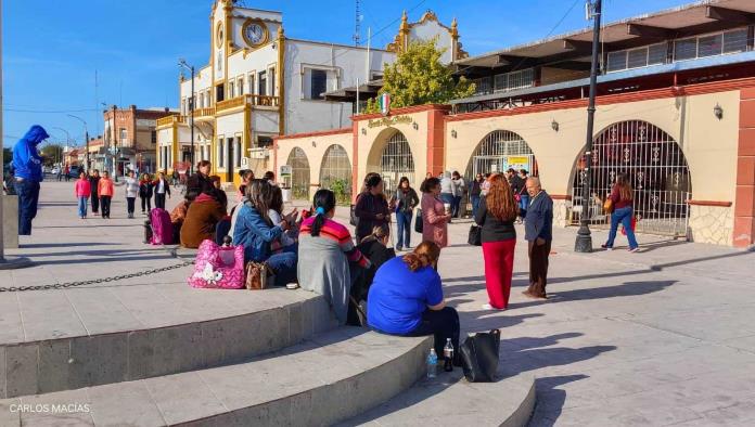 Padres de familia exigen salida de intendente con problemas de adicciones de escuela