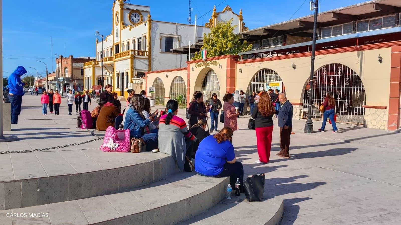Padres de familia exigen salida de intendente con problemas de adicciones de escuela