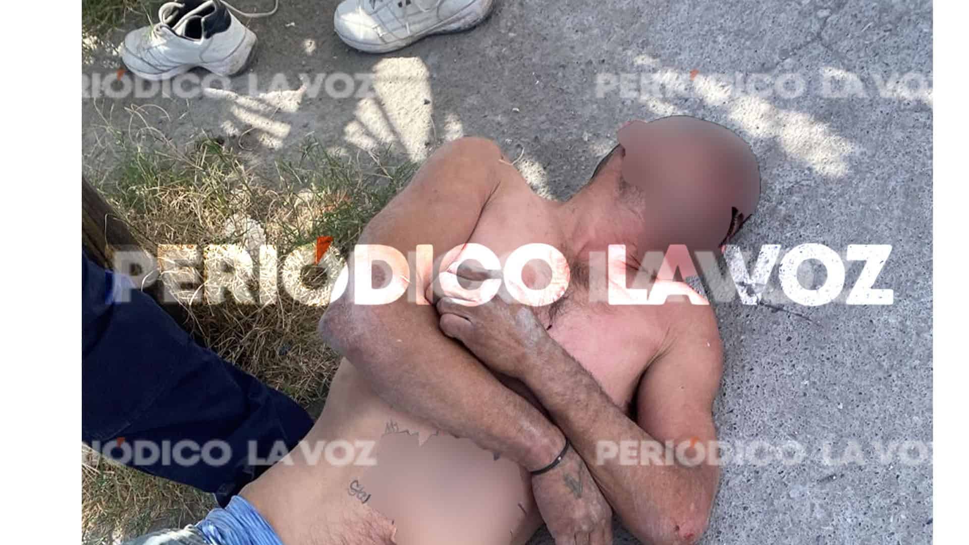 Lo muelen a golpes por andar de ´ratón´