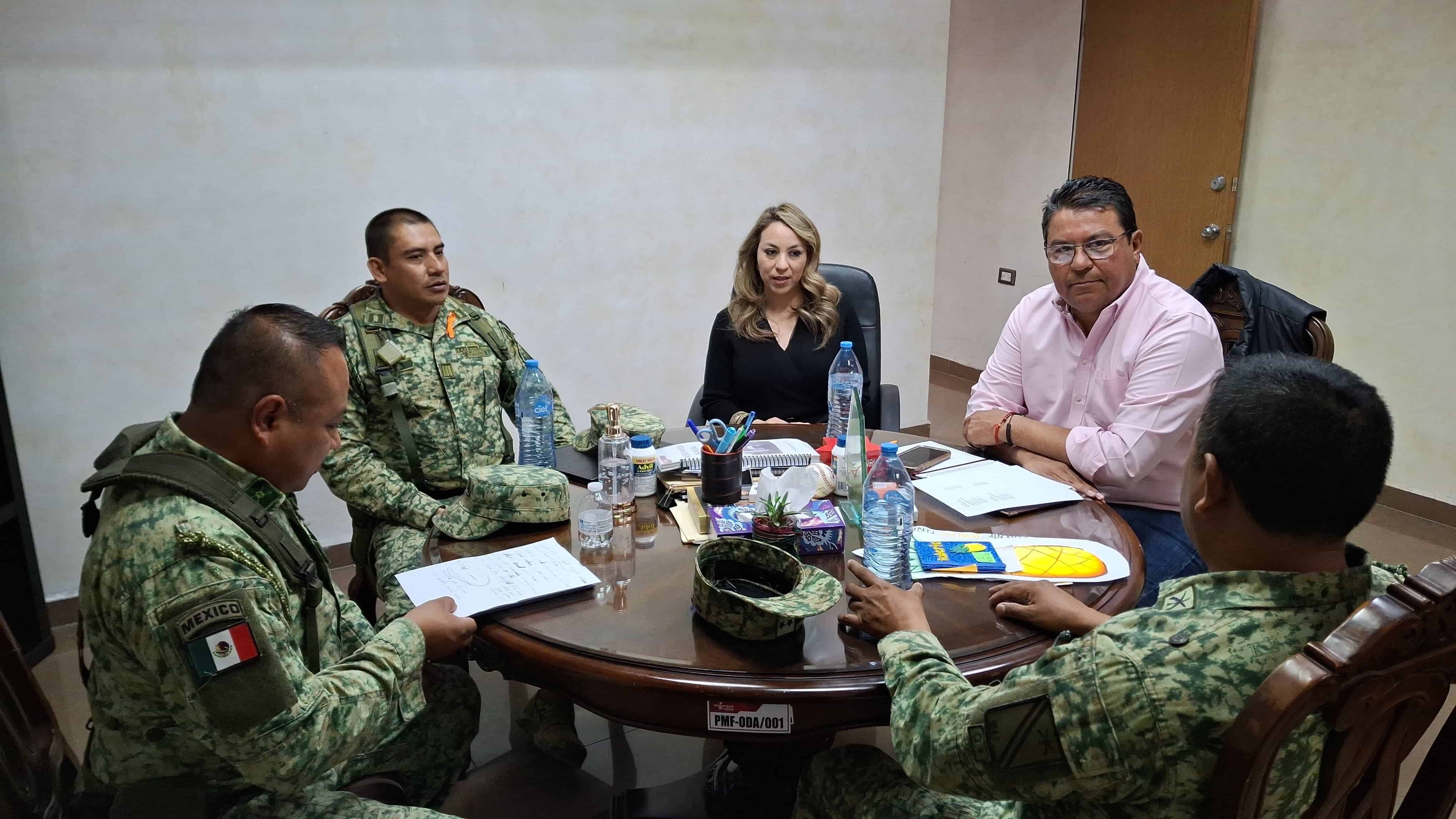 El alcalde Roberto Piña se reunió con elementos del 105 Batallón de Infantería.