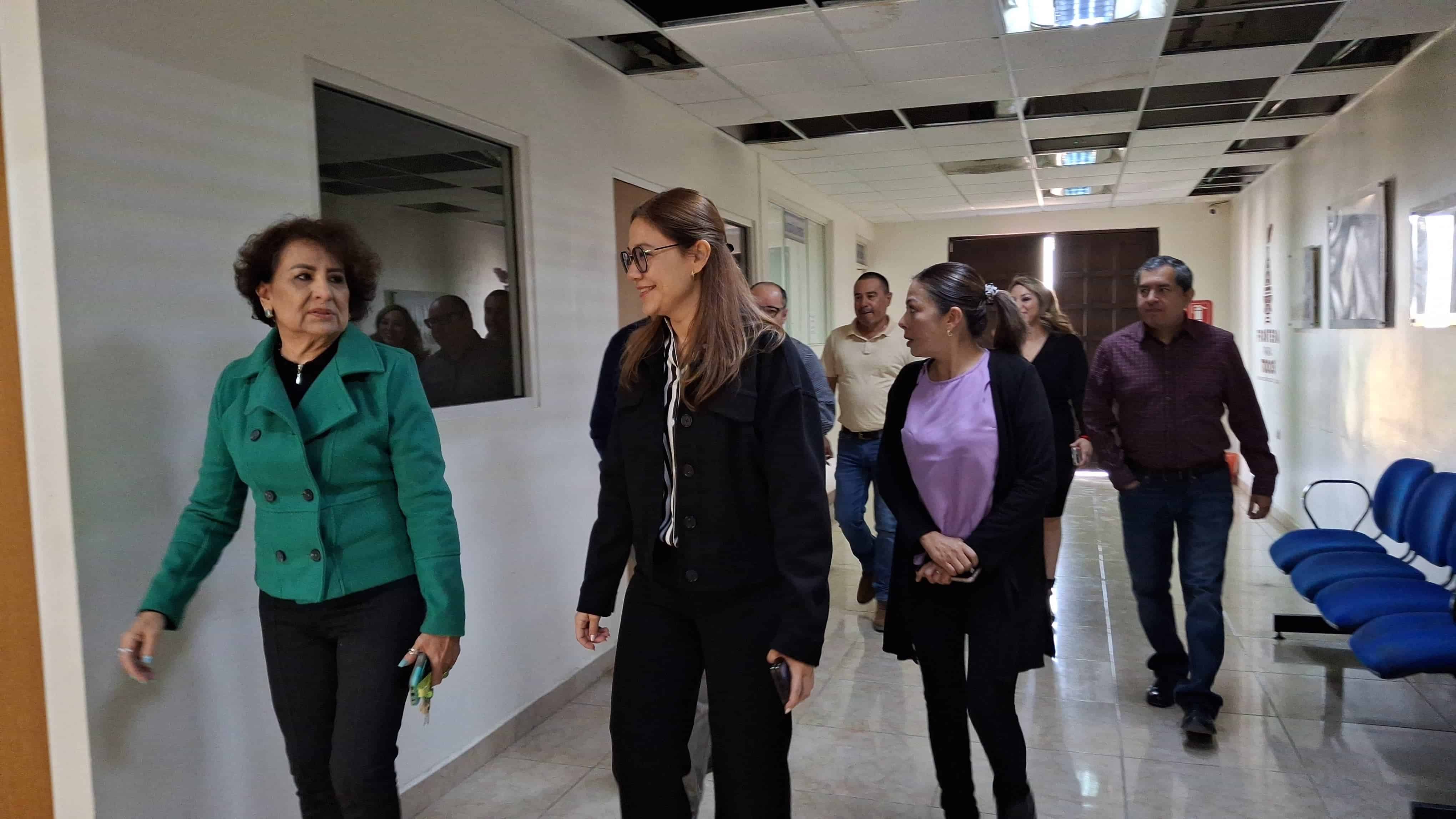 La comisión de entrega-recepción del alcalde Roberto Piña recorre junto al equipo de la alcaldesa electa Sara Irma Pérez las oficinas de presidencia. 