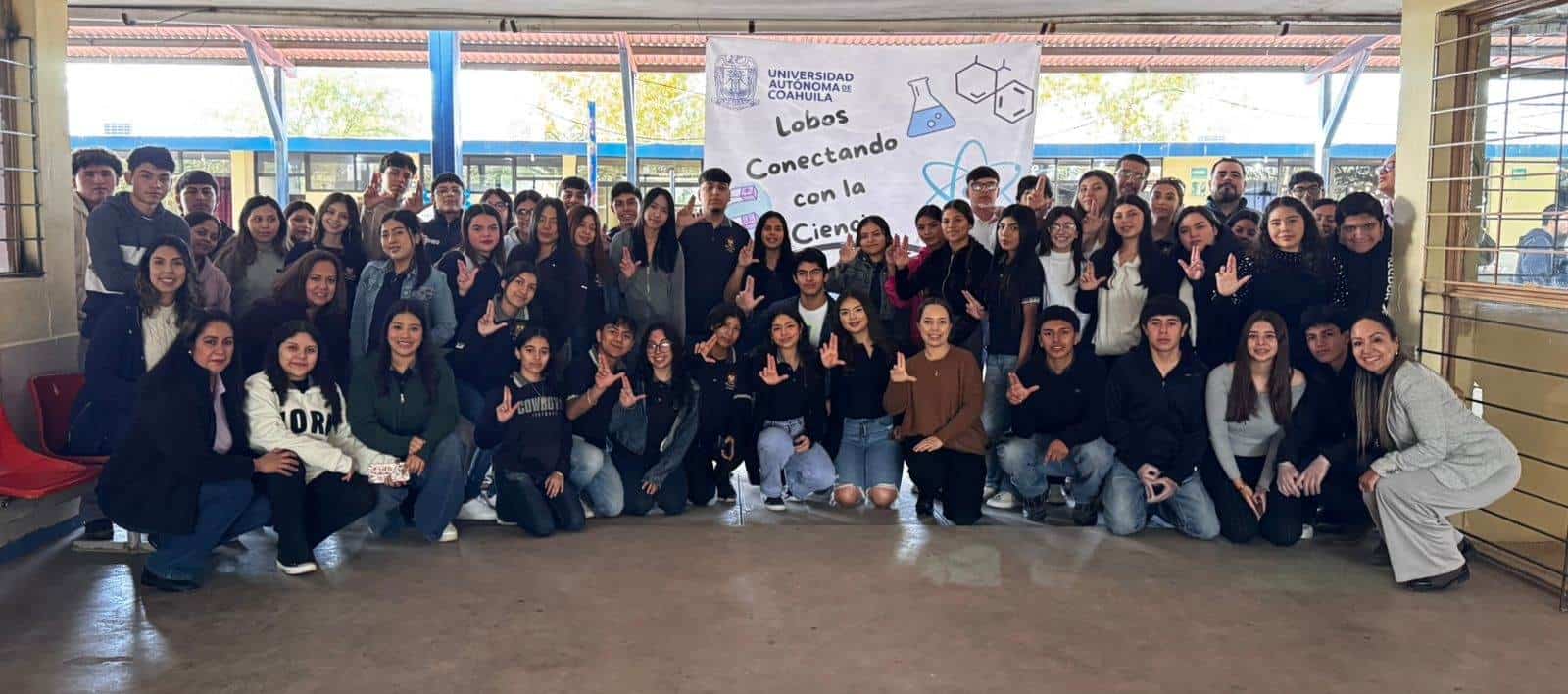Estudiantes que participaron en dicho evento, acompañados de la directora del Instituto “Adolfo E. Romo”, Verónica Grisel Martínez Falcón.
