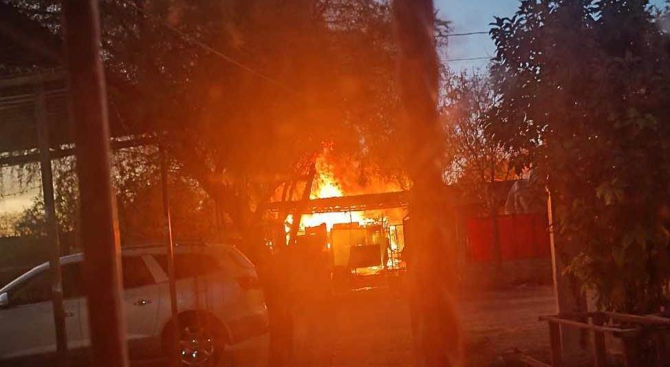 El fuego alertó a los vecinos de la colonia Partido del Trabajo.