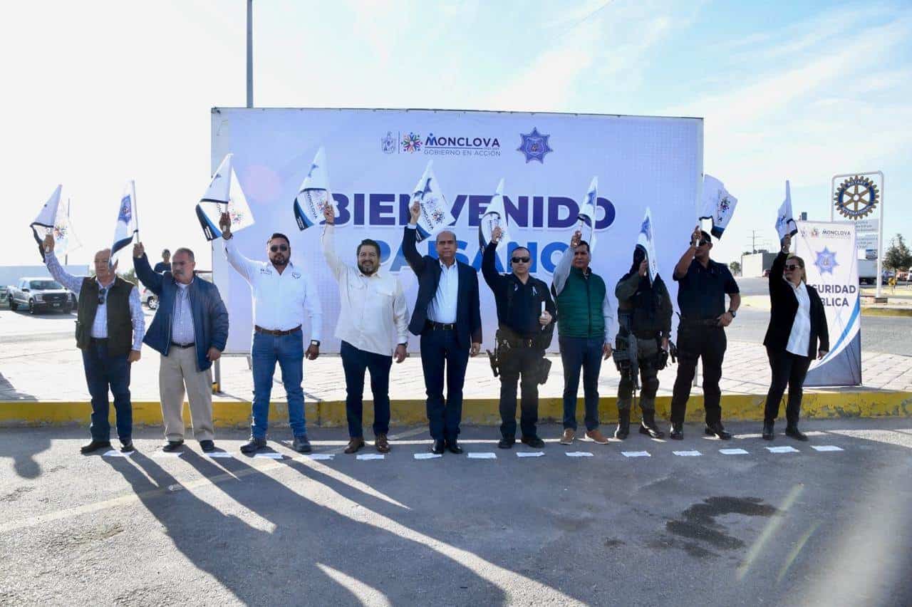El presidente municipal, Dr. Mario Dávila Delgado, encabezó el arranque del operativo “Bienvenido Paisano”, reforzando la seguridad y el apoyo a quienes cruzan Monclova durante la temporada decembrina. 