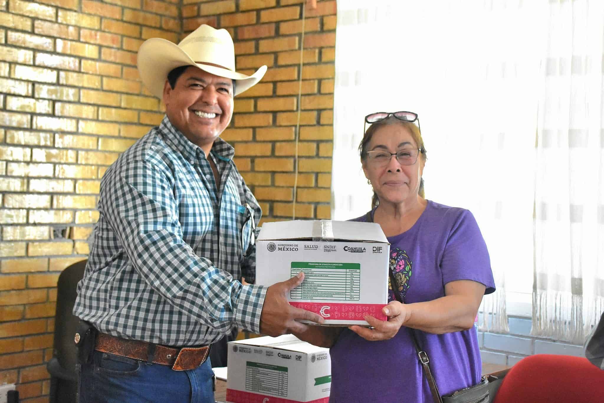 El Alcalde Humberto Villarreal hizo entrega personalmente del apoyo alimentario a los beneficiados.