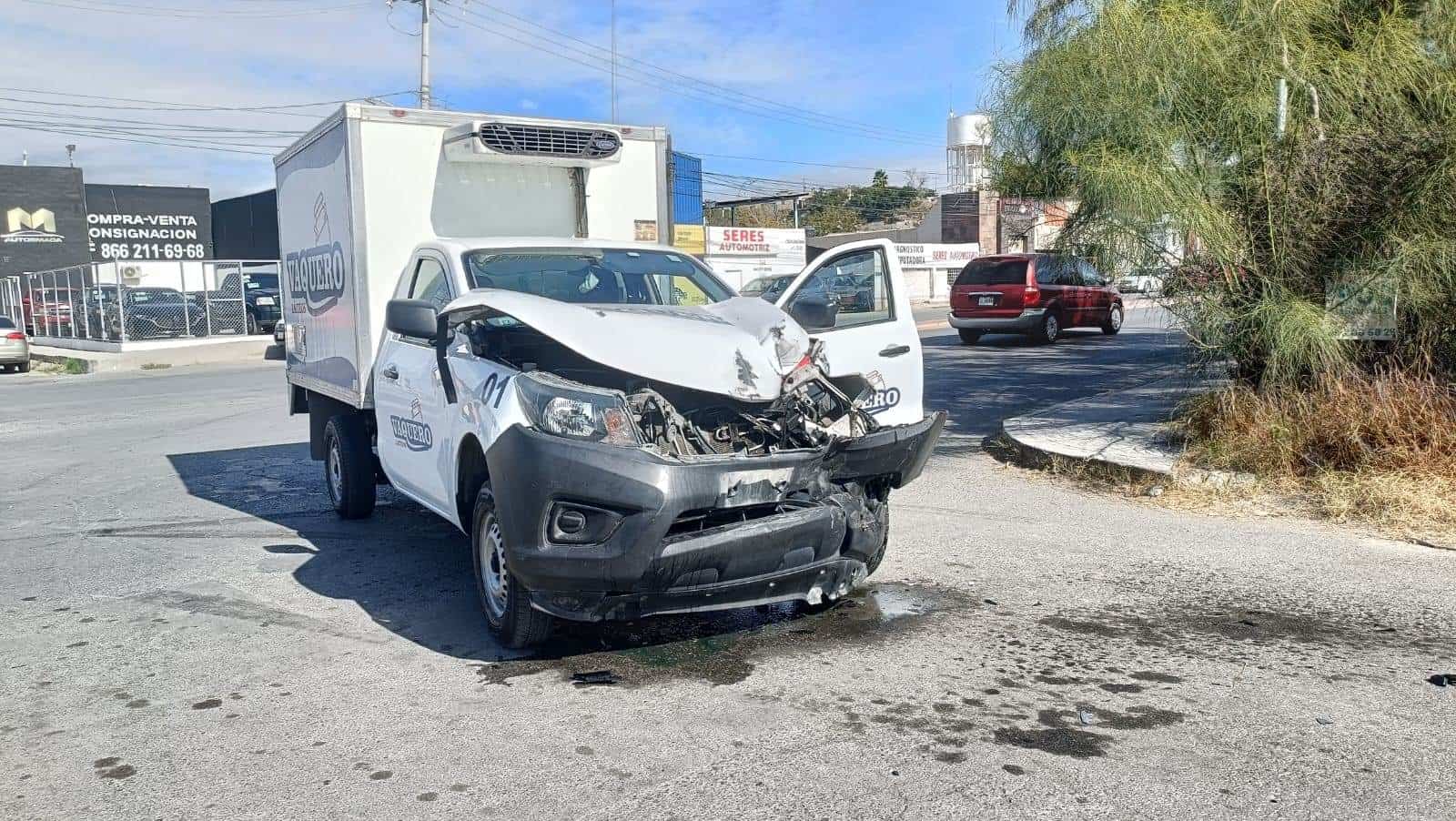 Vuelca camión cargado con placas de acero