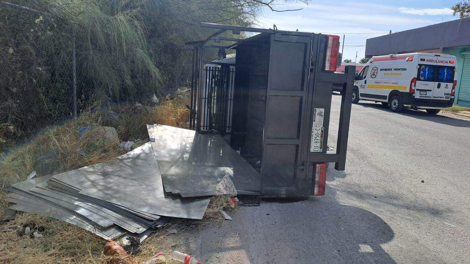 Vuelca camión cargado con placas de acero