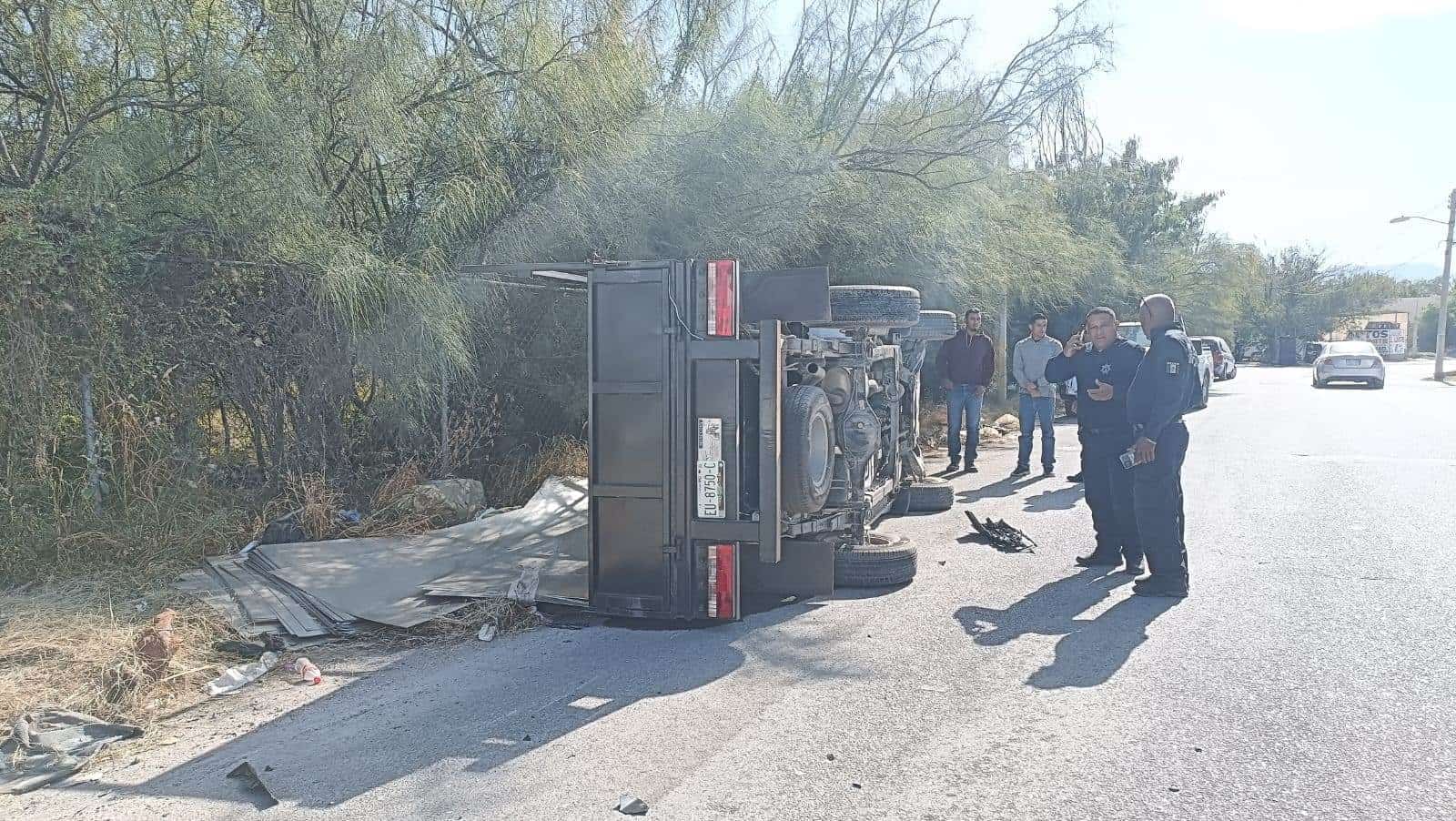 Vuelca camión cargado con placas de acero