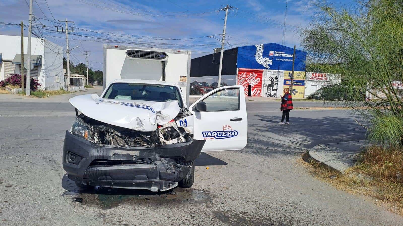 Vuelca camión cargado con placas de acero