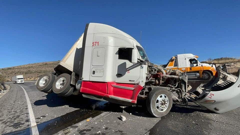 Otro accidente más de tráiler en la 57