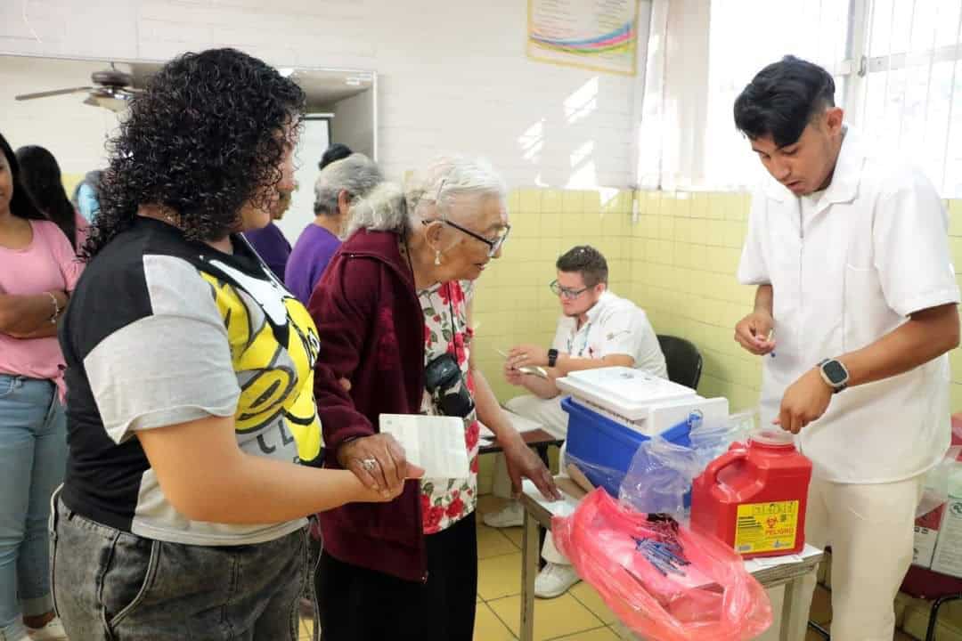 Continúa campaña de inmunización contra influenza y COVID