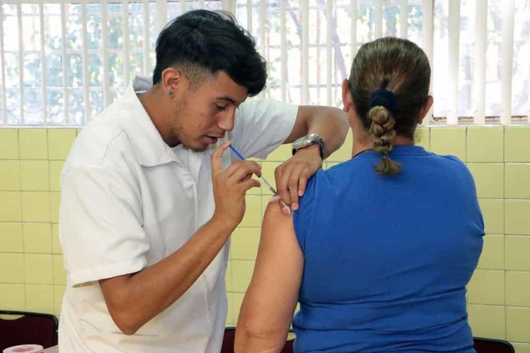 Continúa campaña de inmunización contra influenza y COVID