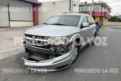 Estampa camioneta contra automóvil