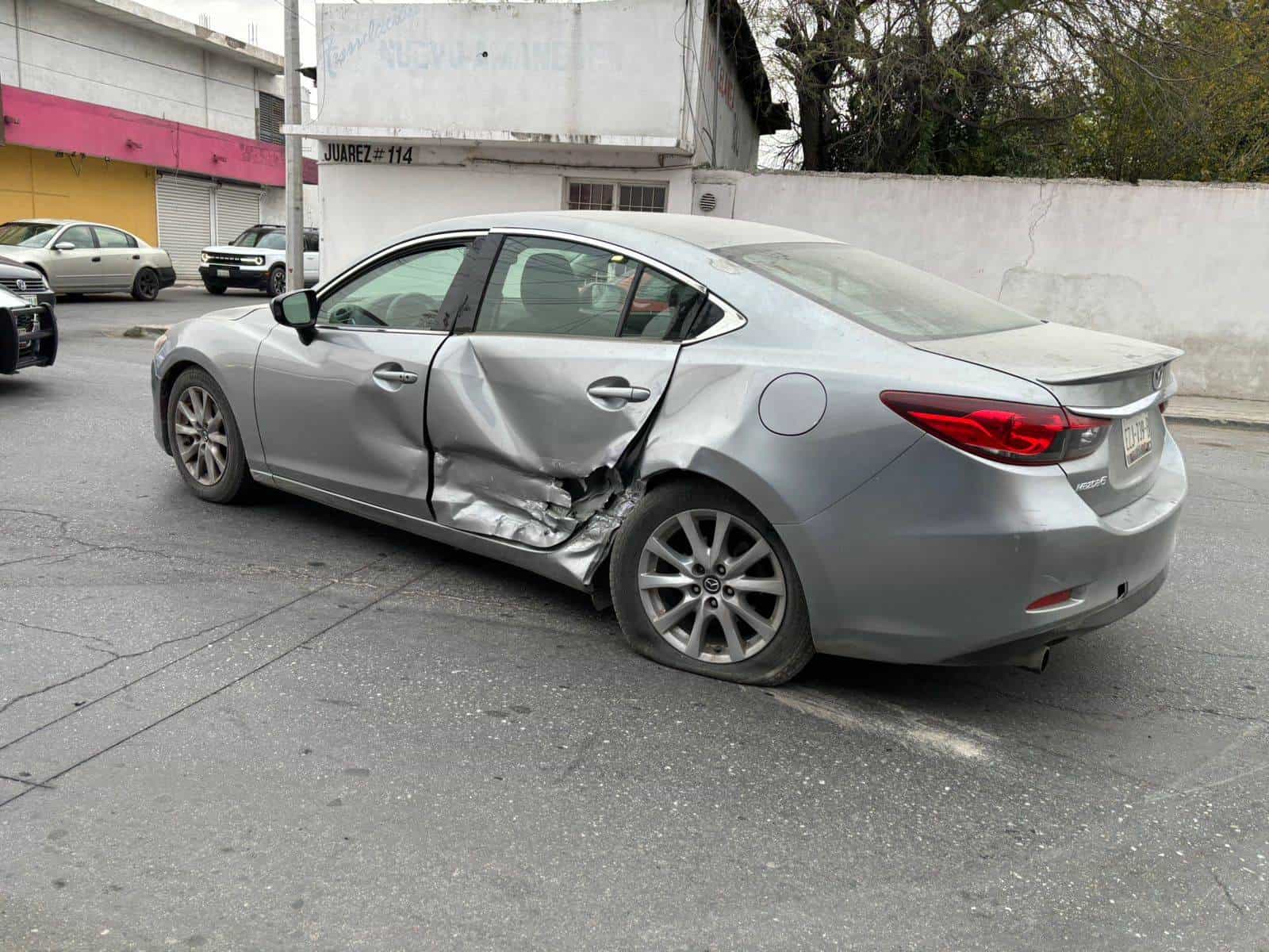 Estampa camioneta contra automóvil