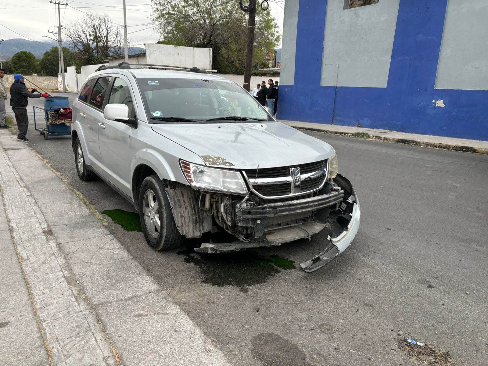 Estampa camioneta contra automóvil