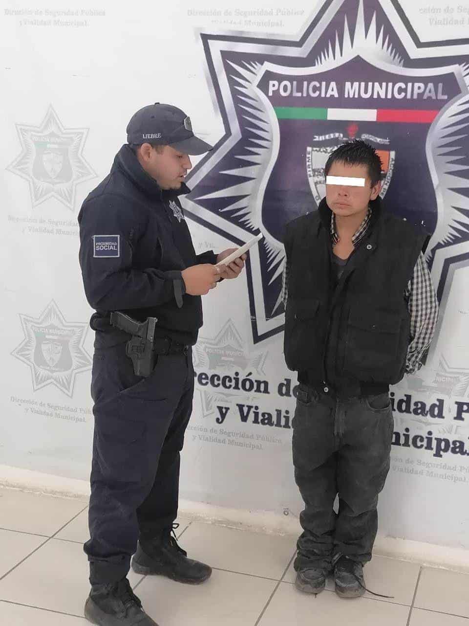 Detienen a presunto responsable de daños en cancha de futbol rápido.