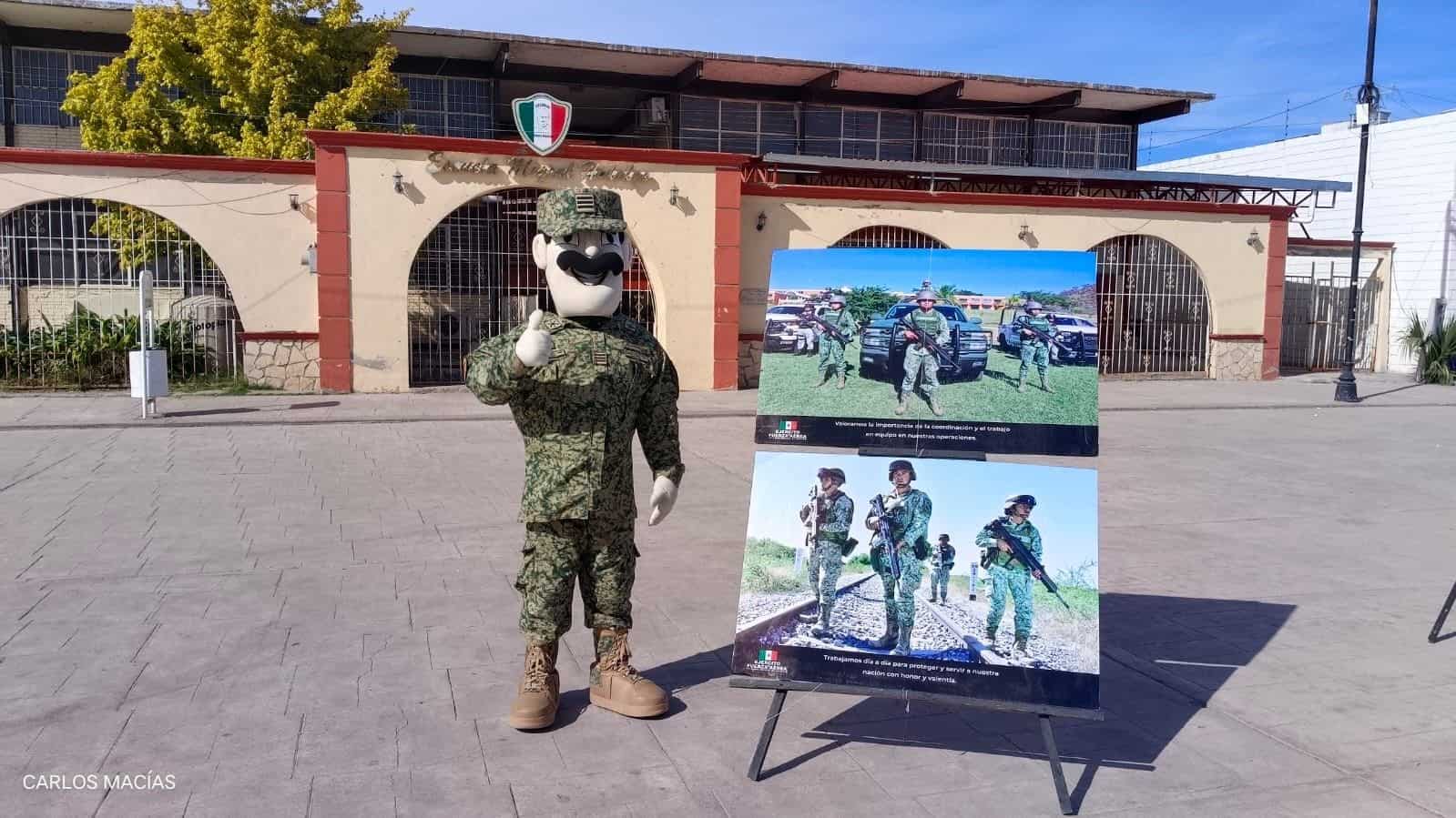 Presentan exposición de Sedena en la plaza