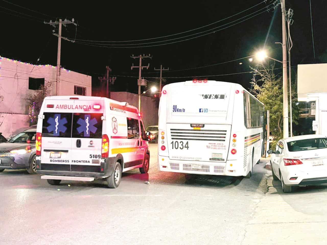 Choca camión de SESA con auto