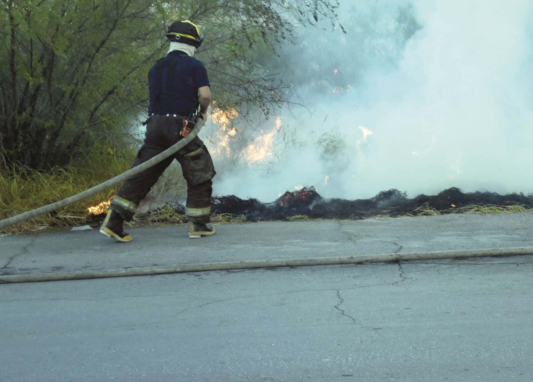 Moviliza incendio de pastizal