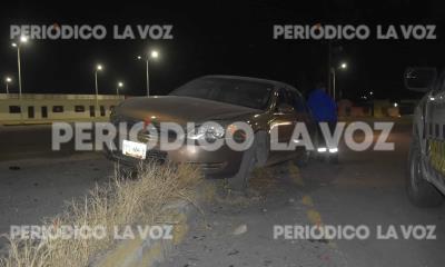 Lo encandila auto y choca contra camellón