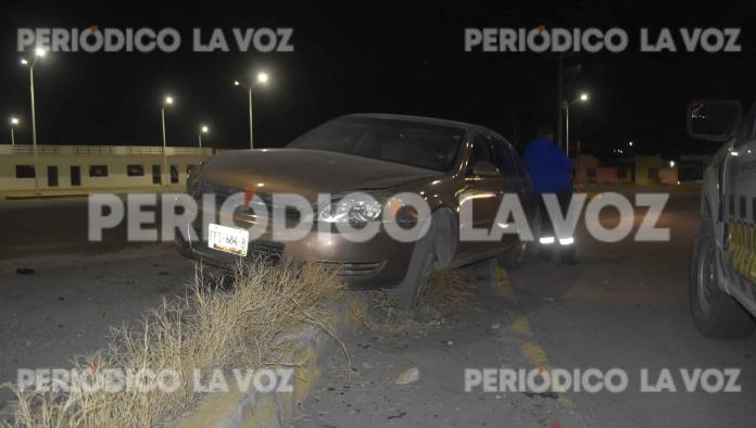 Lo encandila auto y choca contra camellón